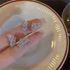 Aretes de mariposa dislocada de circonita con aguja de plata 925 súper flash estilo frío aretes de moda nicho de lujo ligero aretes de alta gama