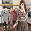 Novedad Otoño/Invierno 2026 Estilo No Chocante Diseño Adelgazante Ribete de Encaje Cuello Halter Falso Dos Piezas Rayas Camiseta de Manga Larga para Mujer