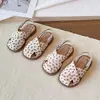 Sandalias Cerradas Dulces para Bebé 2026 Nuevo Estilo Verano Zapatos de Princesa Florales Nuevos con Tira Cruzada Suela Suave Zapatos de Playa