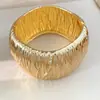 Pulseira aberta com padrão circular plissado geométrico, única e fashion, nicho e exagerada, luxo leve com um toque de alta qualidade