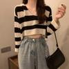 Top Corto Suelto de Chica Caliente Diseño a Rayas Cintura Alta Cuello en V Tejido de Punto Manga Larga Camiseta para Mujer Nicho Ombligo Expuesto Primavera y Otoño