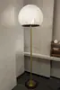 Sofá de sala de estar de mediados de siglo moderno con lámpara de pie de diseño creativo, estudio estilo Zen, dormitorio, sala de té y lámpara decorativa de mesa