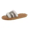 Sandalias cómodas y modernas con pedrería y peluche para usar al aire libre, nuevo estilo otoño/invierno 2026, forradas de felpa, de suela plana, con punta abierta para uso interior y exterior