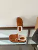 Pantuflas cerradas estilo francés con tacón oculto, nuevo diseño 2026 de punta redonda, con hebilla, hechas de gamuza y piel sintética, disponibles en colores caqui, caramelo y café
