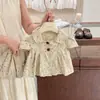 Novo conjunto de verão para meninas, moda de alta qualidade estilo coreano para meninas pequenas, conjunto de duas peças com top de manga curta e shorts de bolinhas para crianças