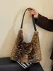 Bolso de Felpa de Leopardo de Alta Gama Nuevo Otoño/Invierno para Mujer Bolso de Hombro Único Versátil y Elegante Bolso de Mano Esponjoso de Gran Capacidad