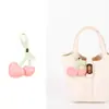 Colgante de Cuerda con Corazón Bicolor y Cereza Dopamina, Accesorio Fresco y Femenino, Regalo de Vacaciones y Cumpleaños, Llavero para Mochila