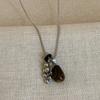 Sentido del Diseño Collar de Acero Titanio con Piedra Natural Ramillete de Uvas para Mujer Vintage Nicho Lujo Ligero Moda Versátil Cadena para el Cuello Cadena Clavicular