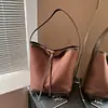 Bolso de Hombro Individual de Gamuza Escarchada de Gran Capacidad con Textura Retro de Nueva Moda Transfronterizo Bolso Cubo de Alta Gama para Mujeres Viajeras