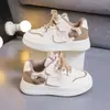 Zapatos Deportivos para Niñas Estilo Nuevo 2026 Primavera y Otoño Zapatos Blancos Infantiles Zapatos Casuales Lindos y Modernos para Niños Mayores Tenis de Suela Suave