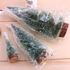 Mini adornos de árbol de Navidad flocados con agujas de pino de cedro, decoración creativa para el hogar, escritorio, pequeños regalos de Navidad al por mayor