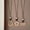 Collar con cordón de estilo vintage, colgante con forma de abanico de flores de ratán sintético para mujer, cadena de clavícula tipo gargantilla de lujo ligero y moderno