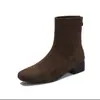 Novas botas curtas versáteis de salto grosso estilo coreano retrô, bico quadrado, camurça, que aumentam a altura, botas de inverno e outono de salto médio, botas estilo Martin de salto grosso