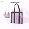 Nueva bolsa de mano de malla retro a rayas tricolor de Taiwán, un bolso versátil, bolsa de almacenamiento y bolsa tejida