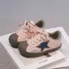 Tênis infantis com biqueira de concha 2026 primavera e outono novos tênis estilosos para meninos sapatos de estrela para meninas tênis esportivos casuais com sola macia