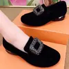 Zapatos Planos de Punta Redonda Otoño 2026 Nuevos de Piel Suave Hebilla Cuadrada Pedrería Slip-On Suela Suave Cómodos Versátiles Corte Profundo Zapatos para Mujer