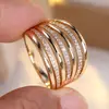 Anel Multicamadas com Cravação de Diamantes de Luxo Leve, Anel Largo de Ouro com Diamantes, Joias Versáteis Estilo Europeu e Americano para Atacado