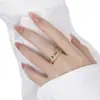 Versión Más Vendida del Anillo Meijia de Tres Filas Completamente Incrustado con Circonita de Diamante para Mujer, Lujo Ligero Nicho Diseño de Alta Gama Anillo de Pareja Anillo Pulsera