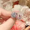 Anillo Exquisito Personalizado Corte Rosa Camelia Luz de Lujo para Mujer, Colgante de Diseño de Nicho, Pendientes de Alta Gama a la Moda