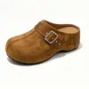 Mules estilo Birkenstock de suela gruesa y punta cerrada para mujer, nueva colección otoño 2026, con detalles de hebilla y remaches, diseño sin cordones para ponérselos fácilmente