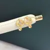 Joyas hechas a mano DIY aretes de perlas para mujer, accesorios de aretes de botón huecos, aretes de diseño triangular geométrico satinado al por mayor