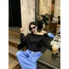 Impresionante camiseta de manga corta a rayas estilo coreano, sencilla, de hombros descubiertos, para otoño 2026, nueva, de corte ajustado, versátil para mujer