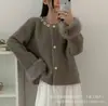 Cárdigan de punto suave y delicado estilo coreano para mujer, con detalles de cuentas, cuello redondo, puños esponjosos, corte holgado y una sensación cómoda y elegante, perfecto para otoño e invierno.