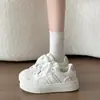 Zapatos de pan de lunares para mujer, nuevo estilo coreano 2026, versátiles, diseño de nicho, suela gruesa, zapatillas casuales para estudiantes