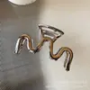 Pinza Grande de Tiburón Estilo Coreano, Forma de Ola Metálica 'Mm', Pasador Simple y Elegante para la Parte Trasera de la Cabeza
