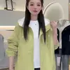 Chamarra casual con capucha de color caramelo, nuevo diseño de nicho para primavera y otoño 2026, abrigo corto versátil y rejuvenecedor para mujer