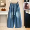 Foto real de jeans de mujer de cintura alta y pierna ancha, pantalones curvos cropped, pantalones casuales ajustados de verano 2026, pantalones balloon cropped