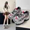 Nuevas zapatillas casuales ligeras de suela gruesa, transpirables, para primavera/otoño 2026, con bloques de color, versátiles y diseñadas en estilo "dad shoe" para mujer