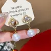 Pendientes de Flor de Zirconia y Perla con Aguja de Plata Electrochapada en Oro Real de 18K, Pendientes de Lujo Ligero de Gama Alta, Pendientes Elegantes Estilo Palacio