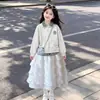 Conjunto de Dos Piezas para Niña Primavera y Otoño 2026: Conjunto de Moda con Top de Manga Larga Bloque de Color Falso de Dos Piezas y Falda de Encaje