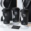 Vaso de papel desechable para té Guofeng oriental teñido con tinta, vaso de té con leche, cartón plateado con tapa, bebida caliente con embalaje para uso comercial.