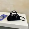 Bolso pequeño retro de otoño e invierno para mujer, nuevo bolso cruzado versátil de moda 2026, bolso de mano con forma de concha exquisito y moderno