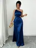 Vestido de noche de satén estilo europeo y americano, vestido largo para mujer, con botones metálicos, un diseño de cintura retorcida, una silueta fluida y un corte ajustado, adecuado para banquetes y fiestas
