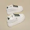 Nuevos zapatos de cuero para mujer 2026, zapatillas blancas que aumentan la altura, antideslizantes, estilo transfronterizo, zapatillas casuales con cordones de suela gruesa para mujer, adecuadas para primavera y otoño