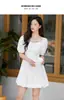 Vestido Branco de Comprimento Médio com Alça Delicada, Textura Pequena, Manga Bolha e Efeito Emagrecedor Suave