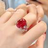 Anillo de nicho exquisito de lujo ligero elegante brillante con diamante de alto carbono engastado, corindón rojo, cristal azul puntiagudo, anillo femenino que cambia de color claro