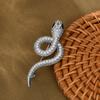 Broche de metal con forma de serpiente de circón chapado en oro real, pines de moda personalizados, lujo ligero, alta calidad, ramillete, venta al por mayor de fábrica