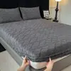 Sábana bajera ajustada bordada de terciopelo de leche transfronteriza, un juego de tres piezas para uso en el dormitorio del hogar, que incluye un protector de colchón que cubre completamente el colchón