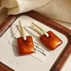 Pendientes Cuadrados Retro, Versátiles y de Alta Gama, con Efecto Realzador del Blanco, Audaces y Únicos, Accesorios para Orejas Elegantes y Distintivos
