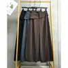 Nueva colección de principios de otoño: Pantalones grises de pierna ancha para mujer, con un diseño de dos piezas simulado, dobladillo acampanado, corte holgado y una silueta recta que estiliza, perfectos para uso casual.