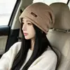 Gorro de punto estilo perezoso con etiqueta de tela para mujer, otoño e invierno, con bordes enrollados, protección para las orejas y un efecto cálido que adelgaza el rostro
