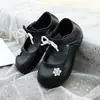 Sapatos de couro para meninas com laço de pérola, sapatos de princesa de sola macia, sapatos Mary Jane infantis para primavera e outono, sapatos prateados para performance