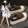 Tênis de sola grossa estilo coreano para aumentar a altura para mulheres, coleção de outono 2026, versátil, faz os pés parecerem menores, casual, super estiloso, tênis da moda