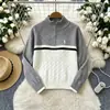 Suéter de punto otoño/invierno estilo europeo y americano con bordado de caballo pequeño, cuello alto retro, media cremallera y diseño de bloques de color, versátil para mujer