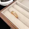 Anillo Liso Rombo Mini Sin Diamantes V Oro Versión de Precisión Anillo de Diseño de Nicho de Gama Alta Venta Directa de Fábrica
