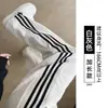 Calça de moletom feminina cinza, novo estilo outono/inverno 2026, casual, corte solto, perna afunilada, três listras, forro interno de fleece, estilo americano